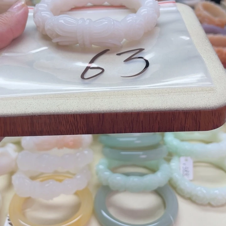 未镶嵌石英岩玉珠宝奇石