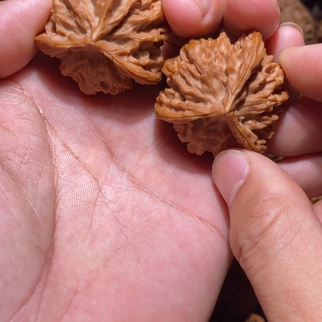 l***l盘山三棱文玩核桃手把件