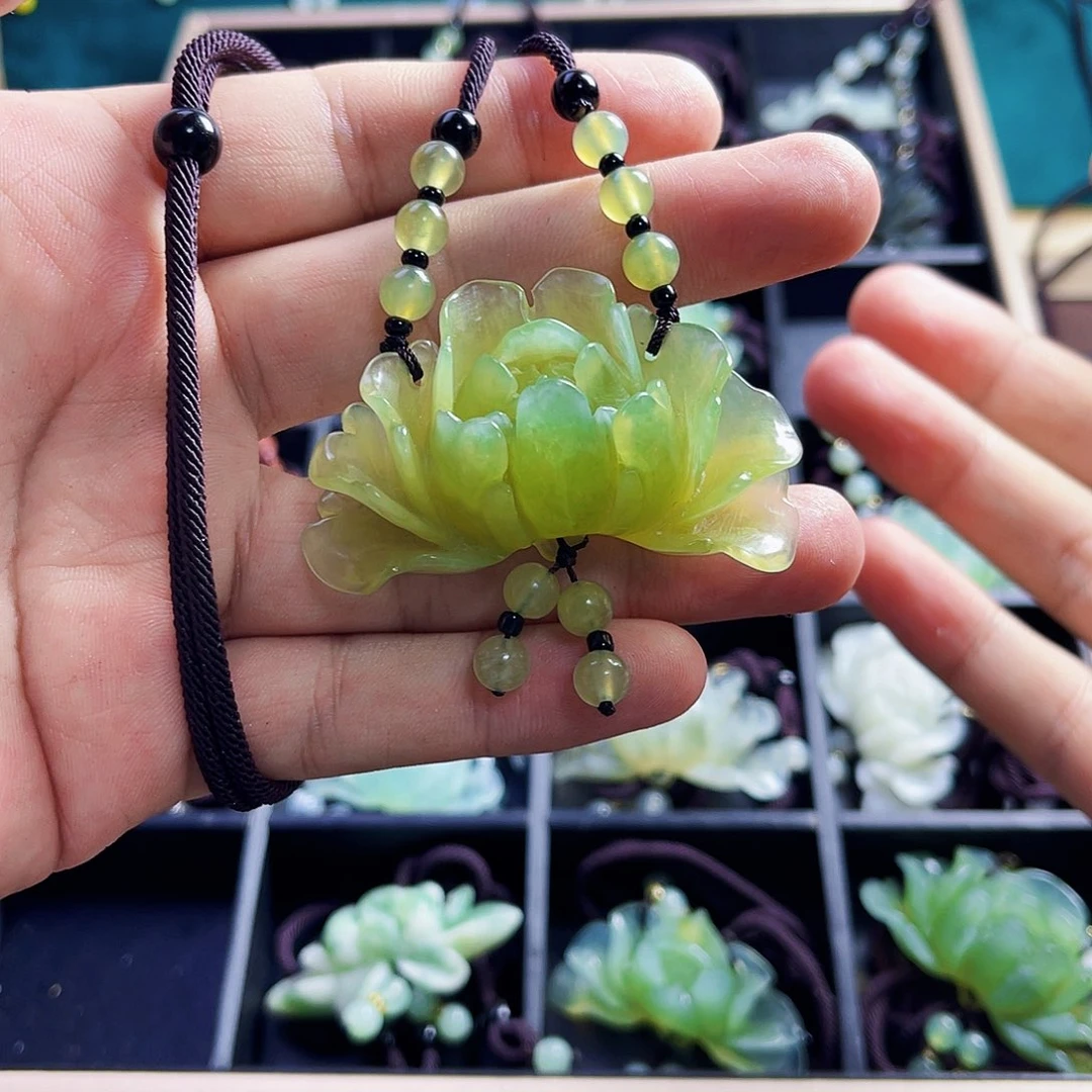 花***儿未镶嵌蛇纹石玉颈饰