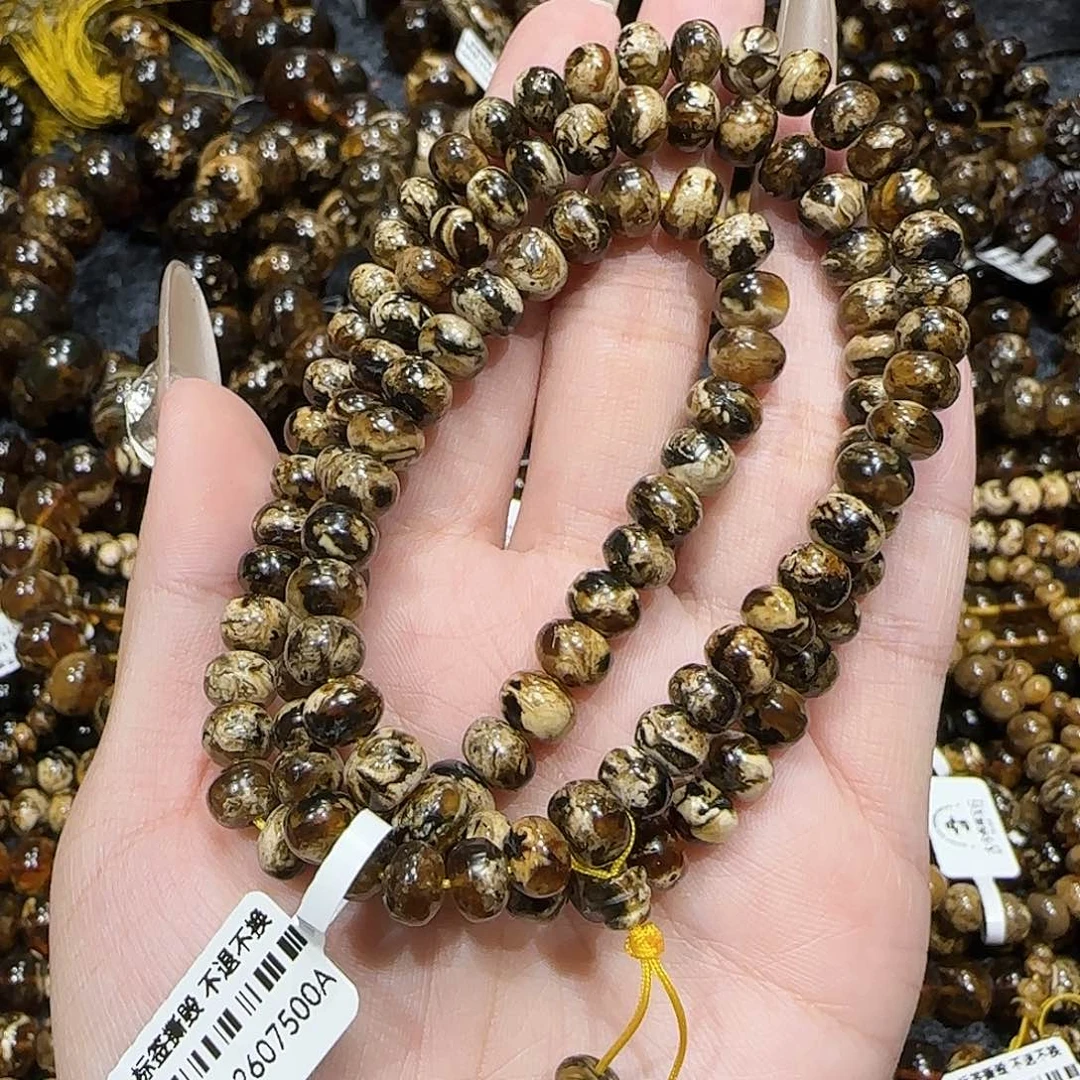 琥珀颈饰未镶嵌何*纠抚顺琥珀