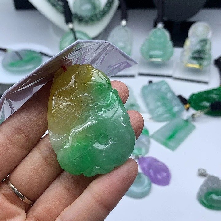 翡翠未镶嵌吊坠(赠链)