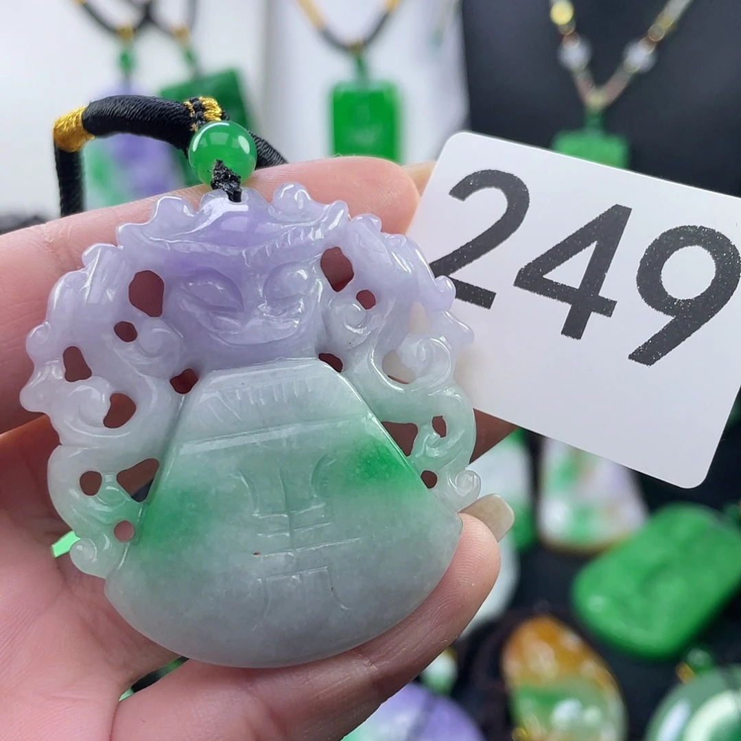 翡翠未镶嵌吊坠(赠链)