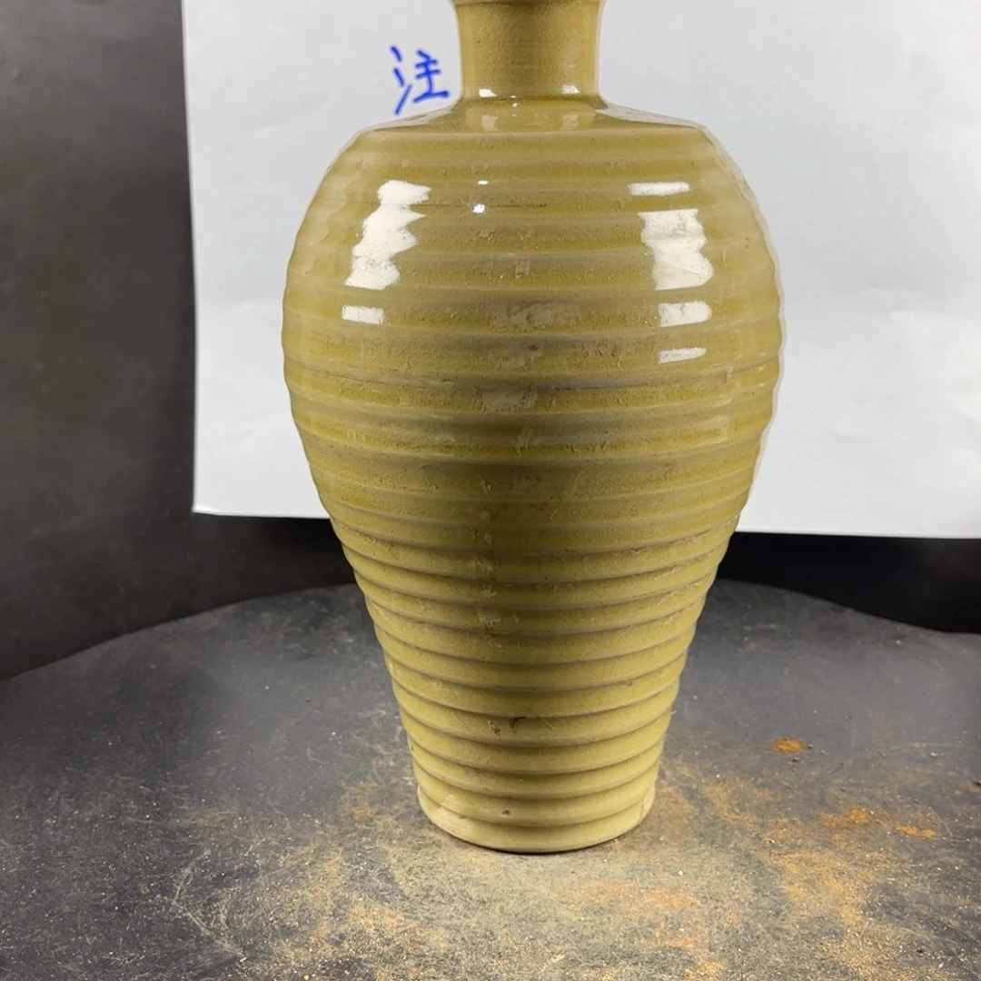 罐漂亮的小瓷器和