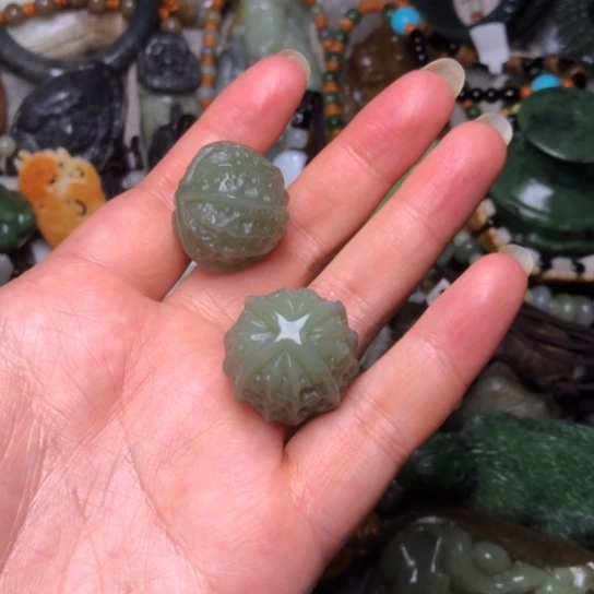 和田玉未镶嵌把件