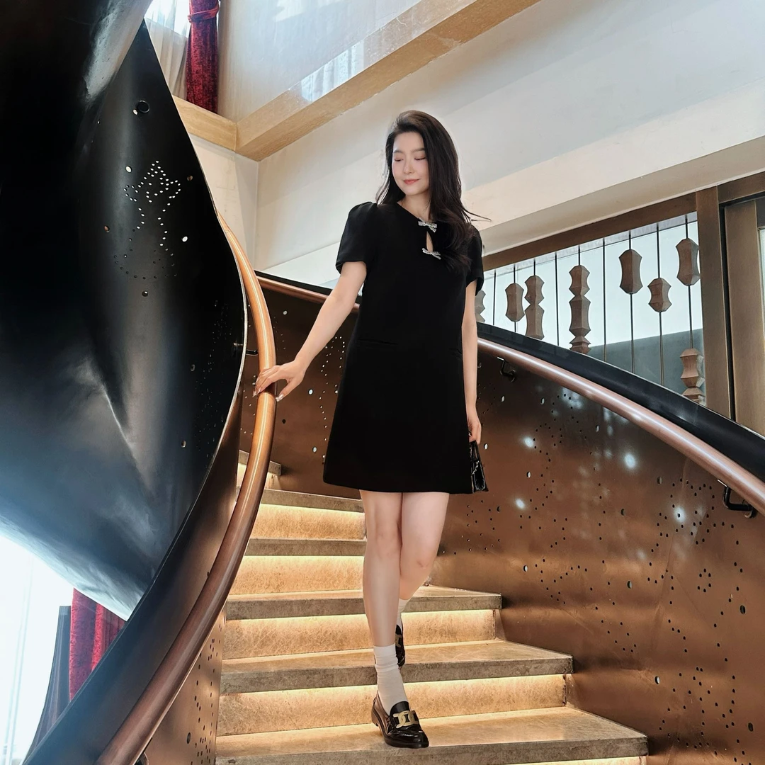 Museje Moye新款黑色钻饰蝴蝶结欧若风连衣裙