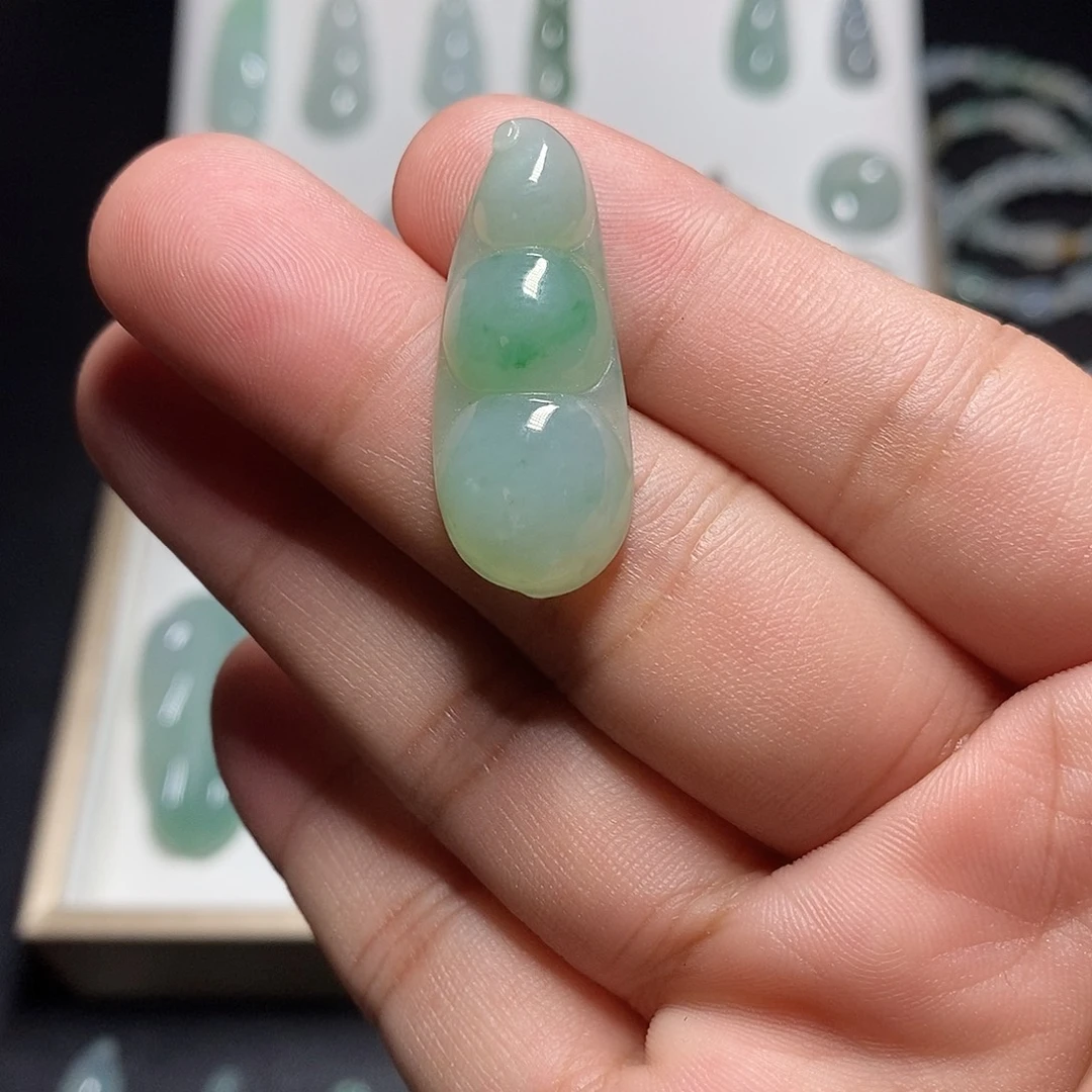 翡翠未镶嵌颈饰福豆