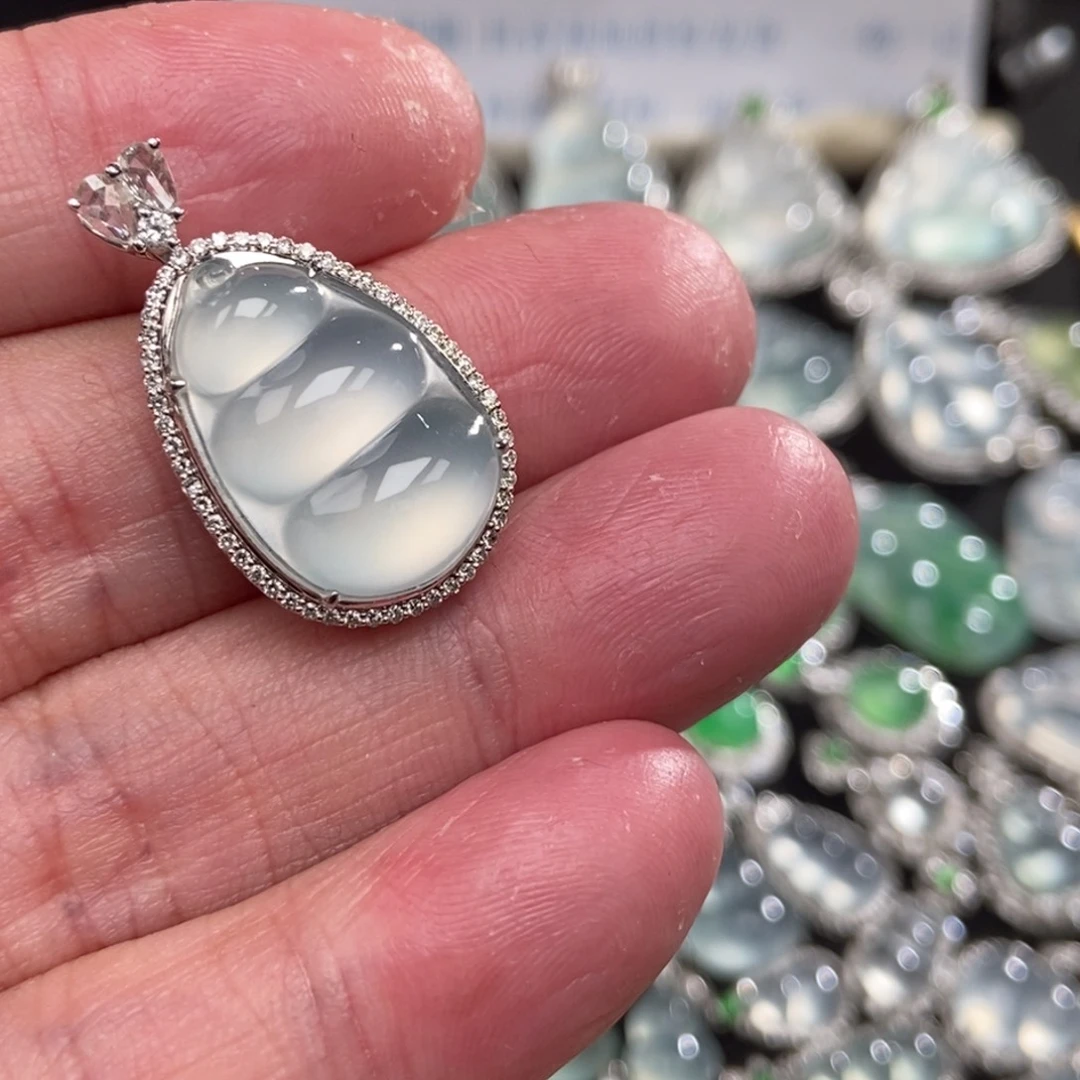 颈饰18K金镶嵌翡翠豆子