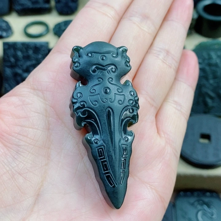 和田玉（青玉）未镶嵌颈饰双面雕刻