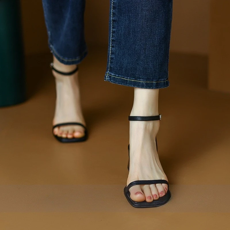 一字带凉鞋女夏怦然心动～！经典百搭方头露趾中跟粗跟