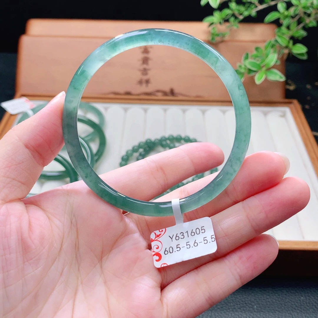 翡翠未镶嵌手镯（圆镯）