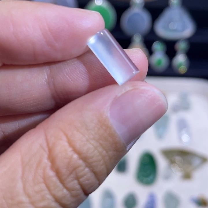 翡翠未镶嵌颈饰马鞍