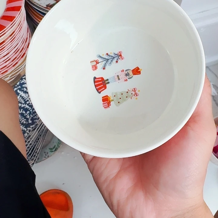 A***E骨瓷4.5寸胡桃夹心碗一个