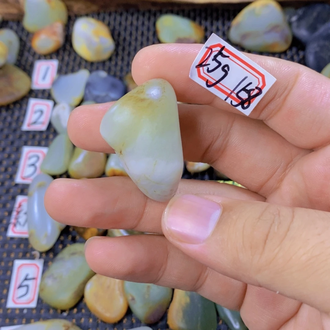 颈饰未镶嵌和田玉（糖玉）