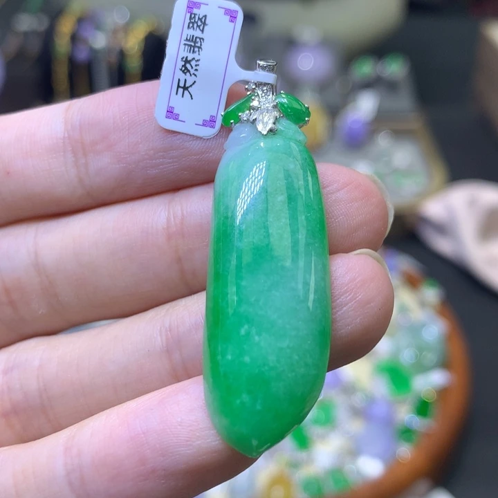 颈饰18K金镶嵌翡翠
