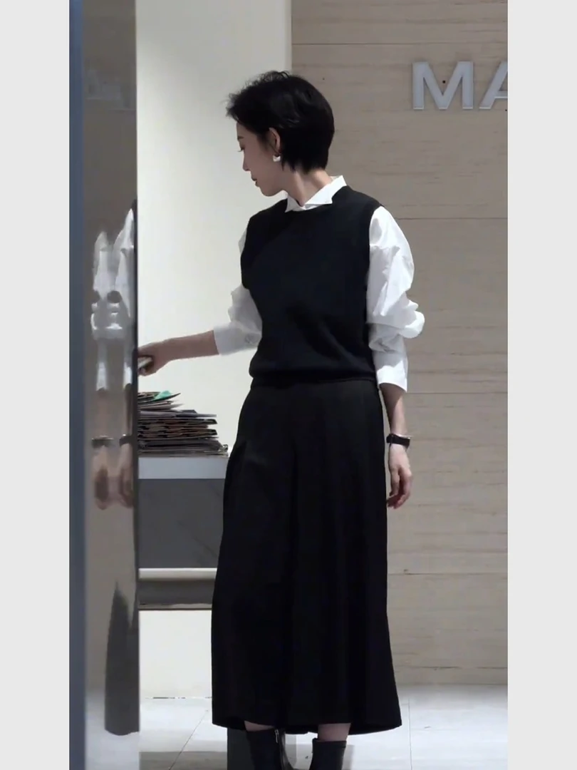 早秋女装2025新款白色内搭衬衫套装黑色针织背心女马甲叠穿两件套