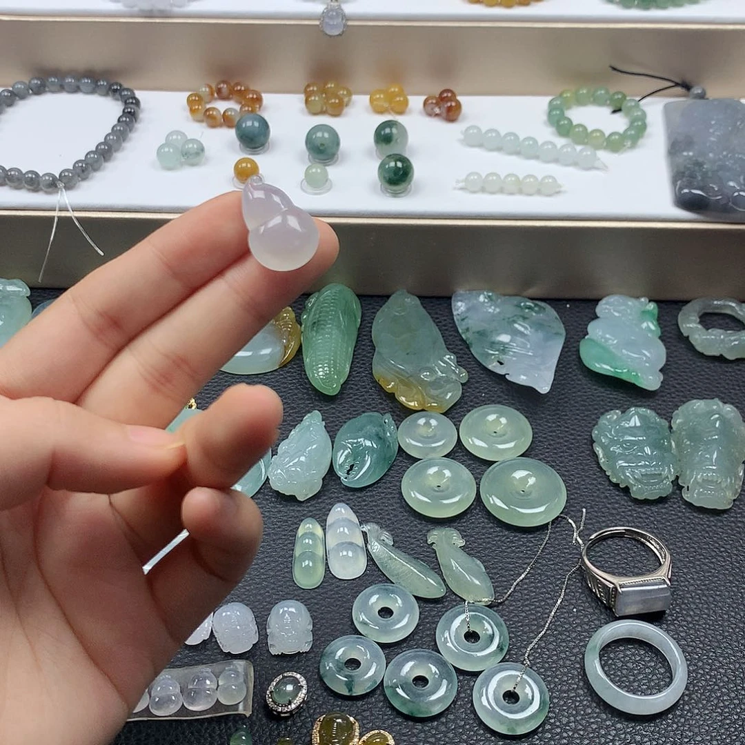 翡翠未镶嵌颈饰葫芦