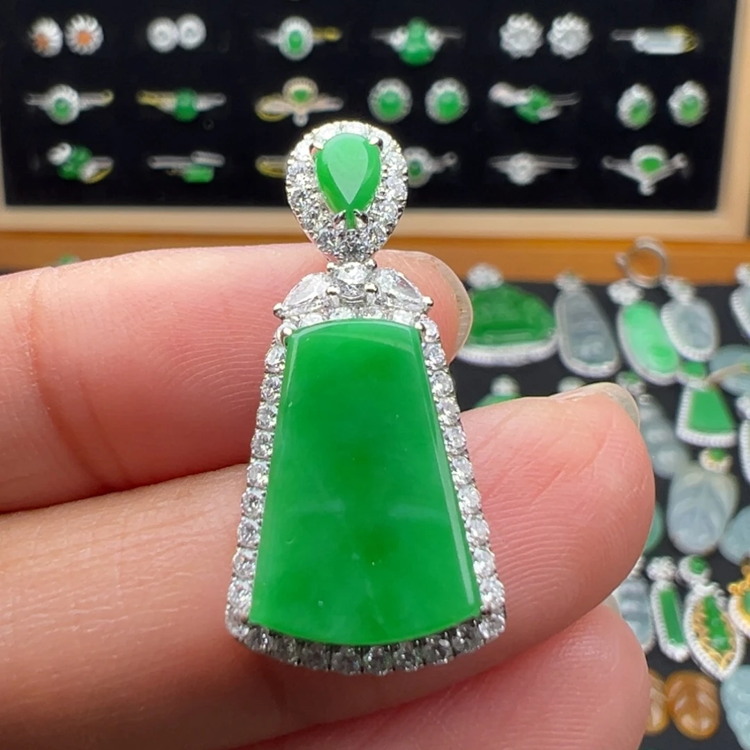 翡翠18K金镶嵌颈饰牌