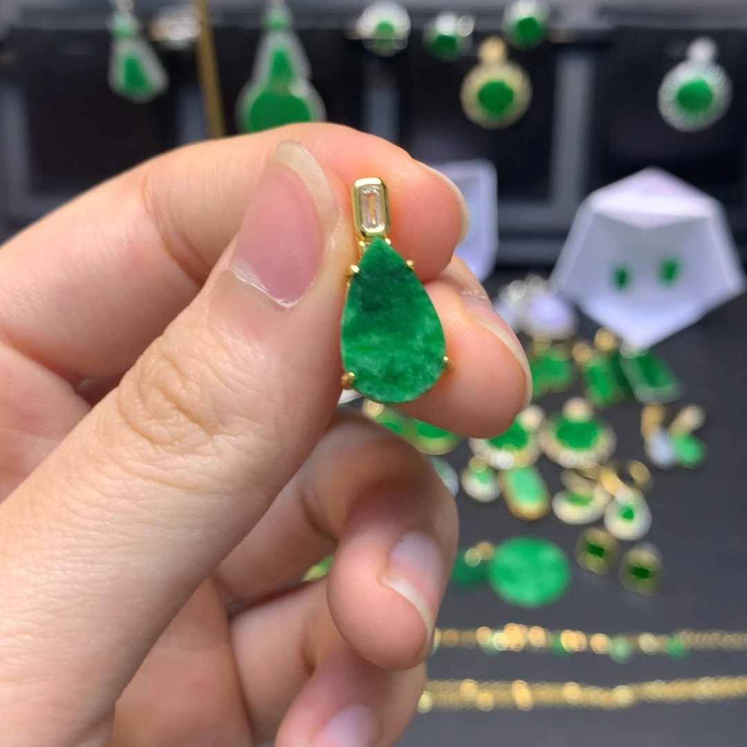 翡翠未镶嵌颈饰有纹裂