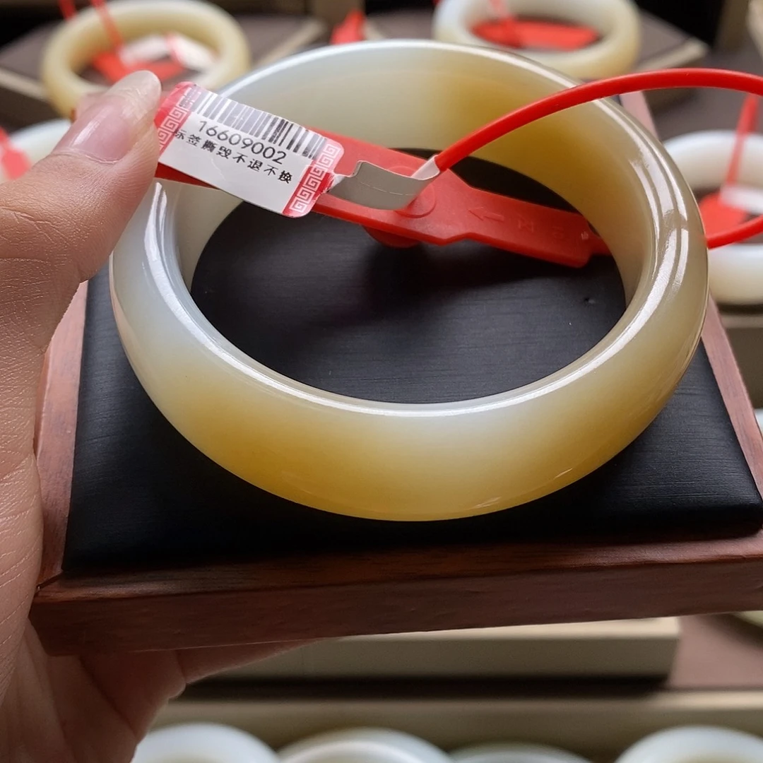 未镶嵌手镯和田玉M****、