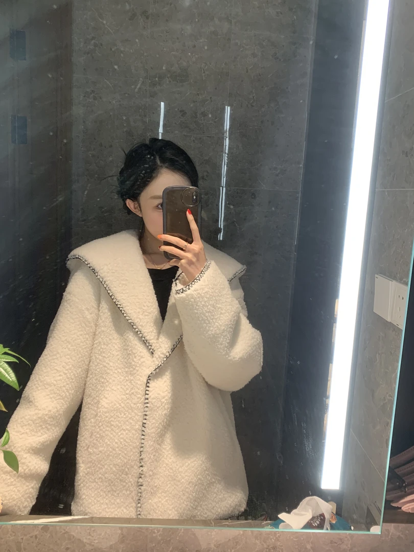 崔星星奶白色短款宽松大帽檐重工毛呢外套