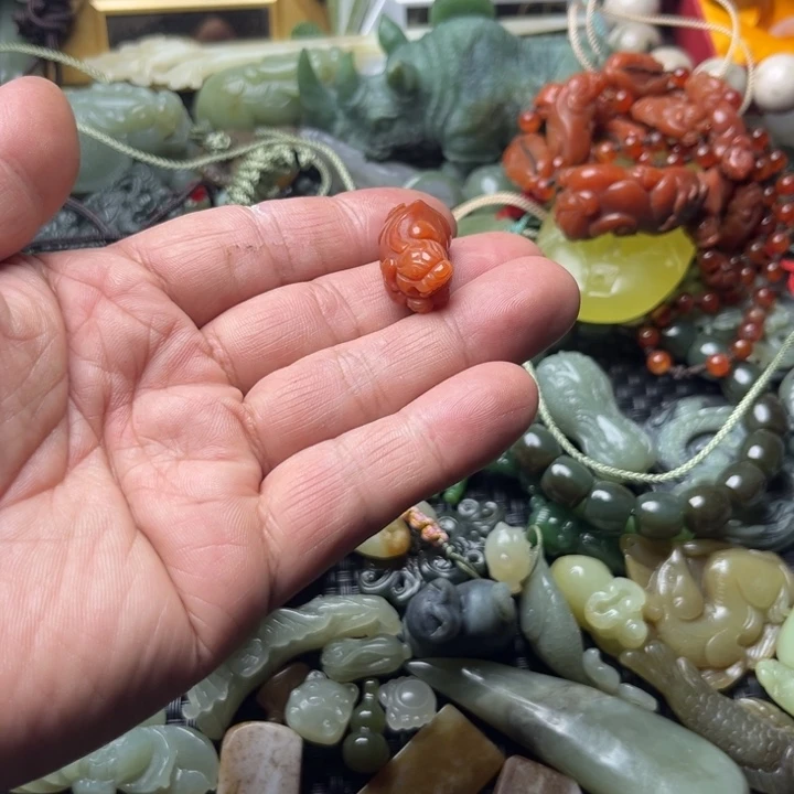 石英质玉（金丝玉）未镶嵌颈饰