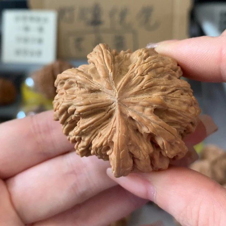 爱***人吊坠文玩核桃异形单只，有瑕疵