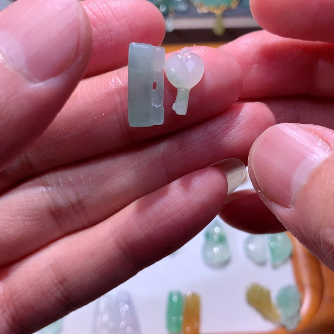 翡翠未镶嵌颈饰钥匙