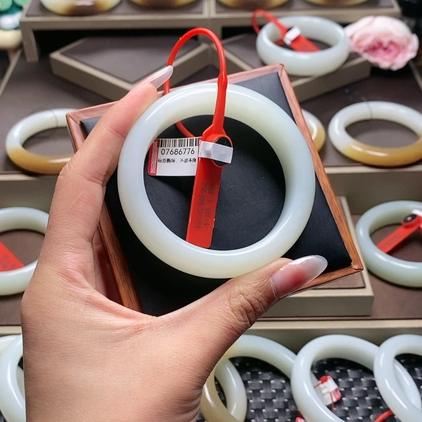 【闪购商品】和田玉手镯未镶嵌杨****司