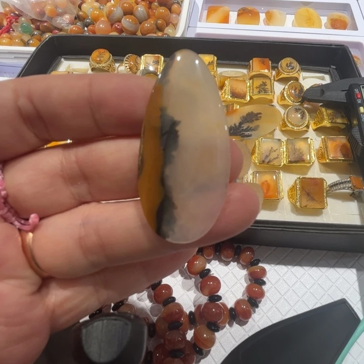 石英质玉（黄龙玉）未镶嵌颈饰