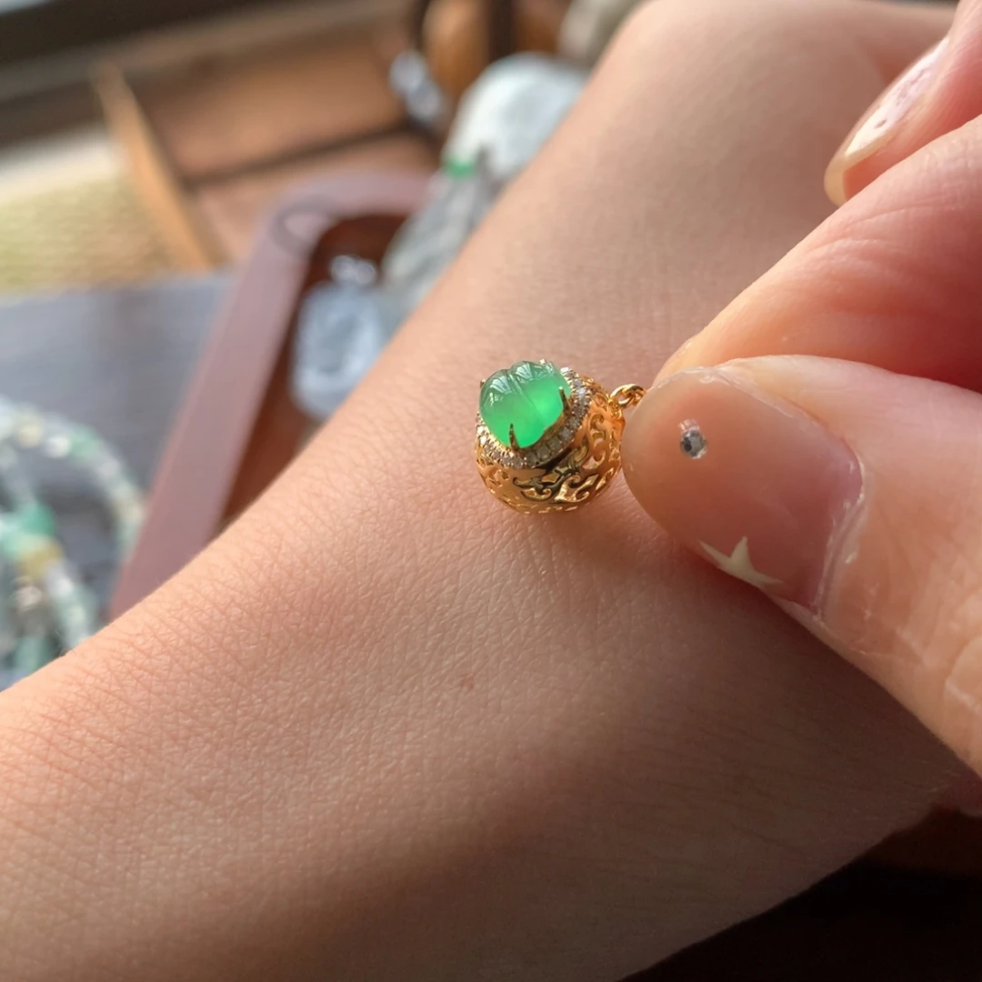 颈饰18K金镶嵌翡翠葫芦