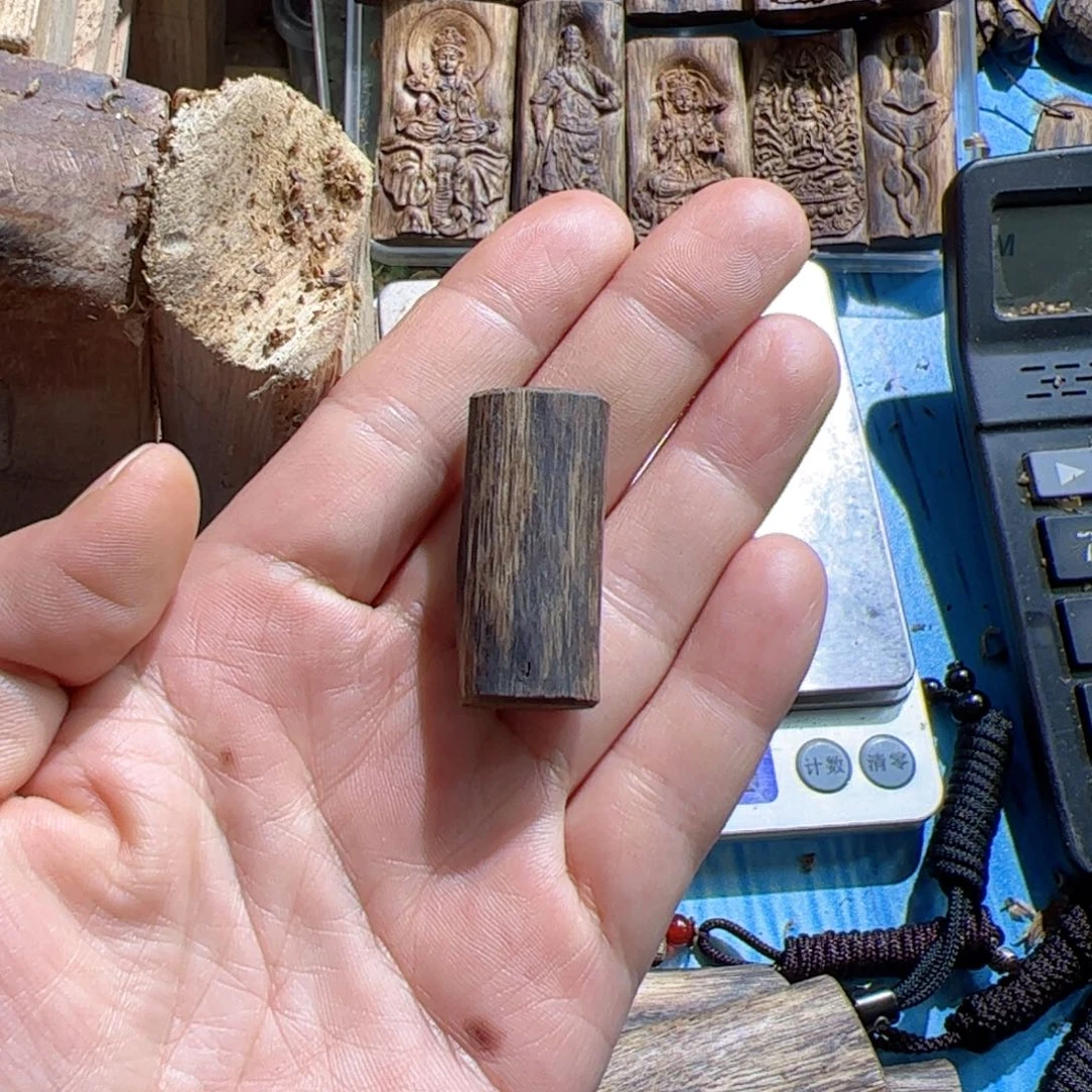 沉香吊坠那****?白棋素牌3.8克