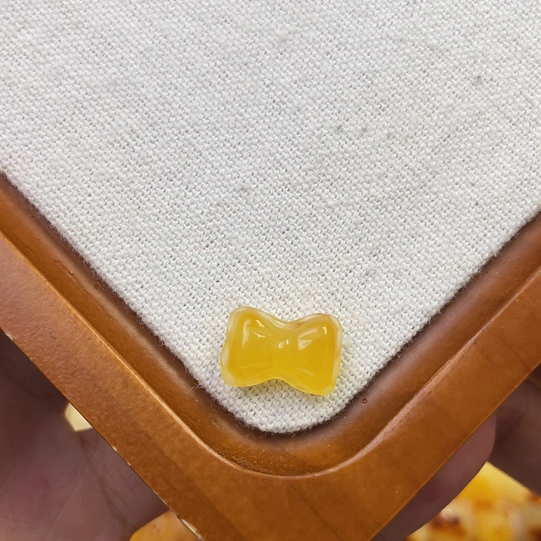 琥珀未镶嵌裸石蝴蝶结