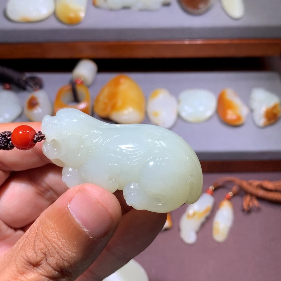 张***伟颈饰未镶嵌和田玉