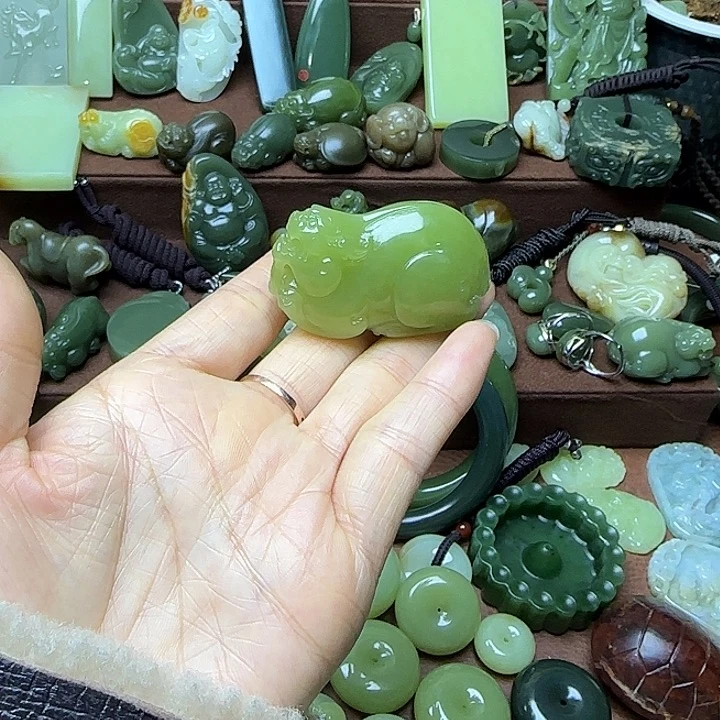 老***福和田玉未镶嵌颈饰