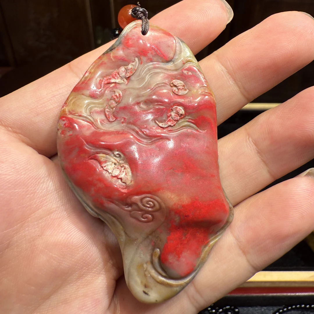 精品昌化鸡血石挂件，外观漂亮，形状优美，质地通透。
