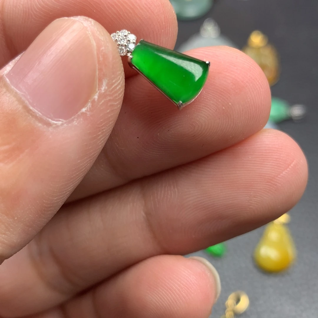 【闪购商品】颈饰18K金镶嵌翡翠翡翠