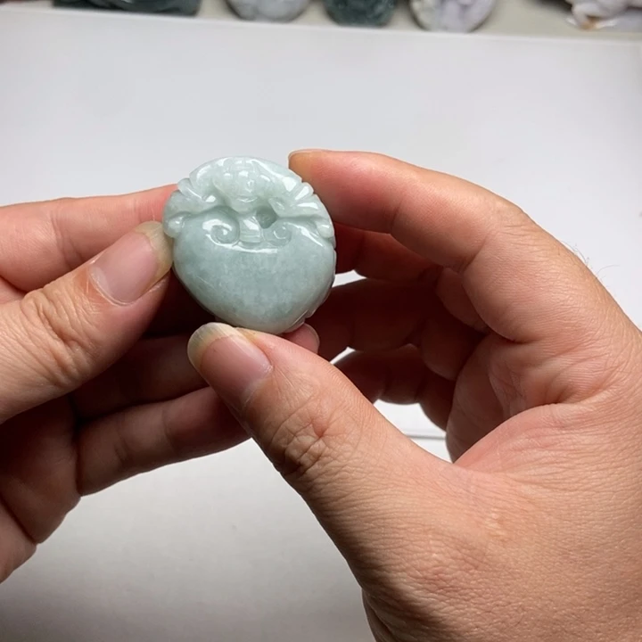 翡翠未镶嵌颈饰如意1