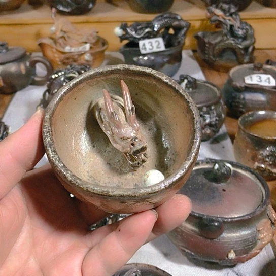 瓷片微瑕的粗陶龙杯子