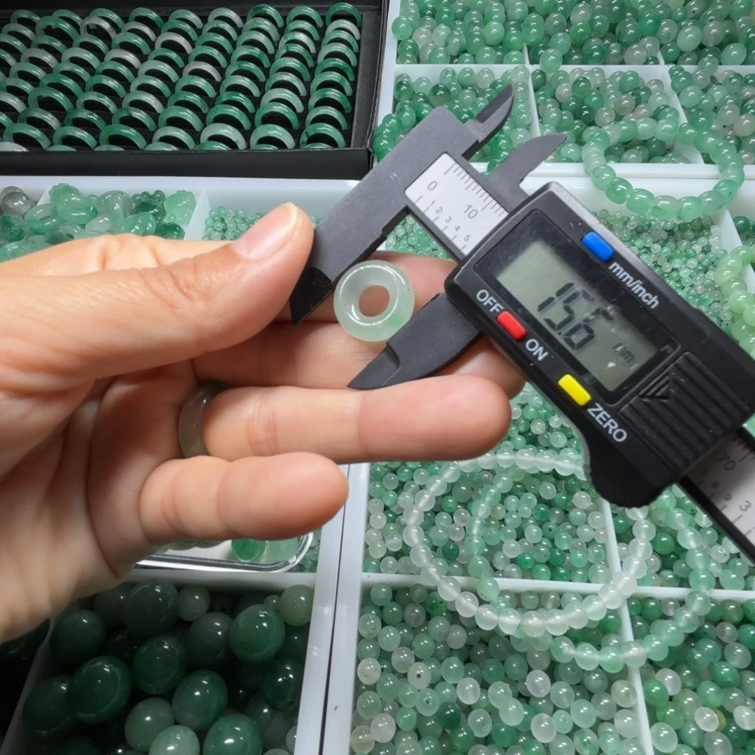 石英质玉（非洲翠）未镶嵌甜甜圈