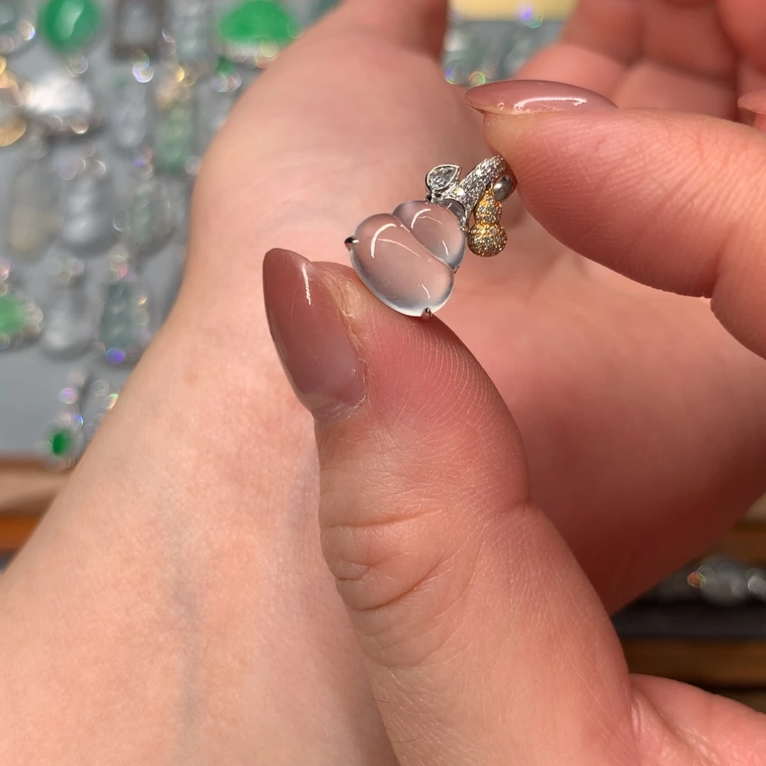 翡翠18K金镶嵌颈饰吊坠