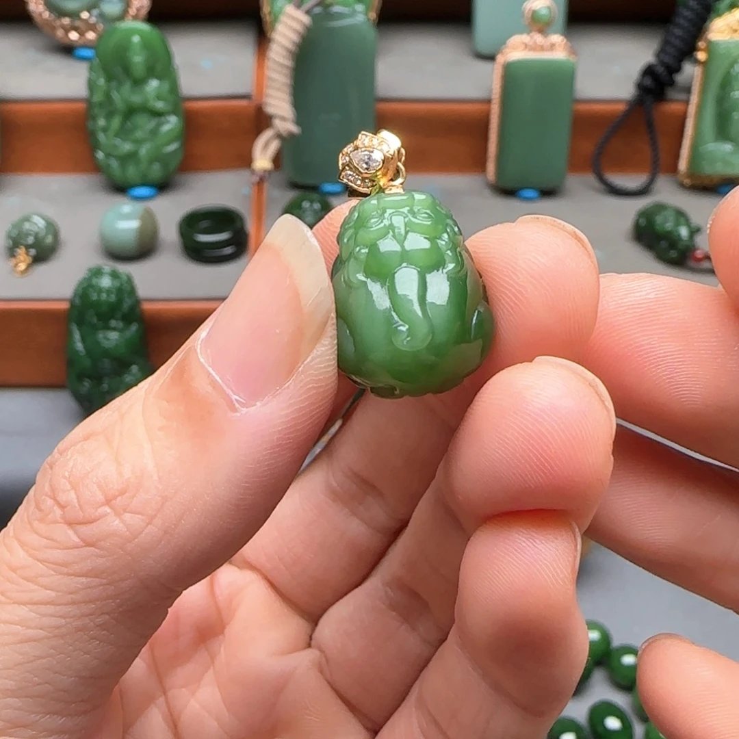 18K金镶嵌和田玉挂件