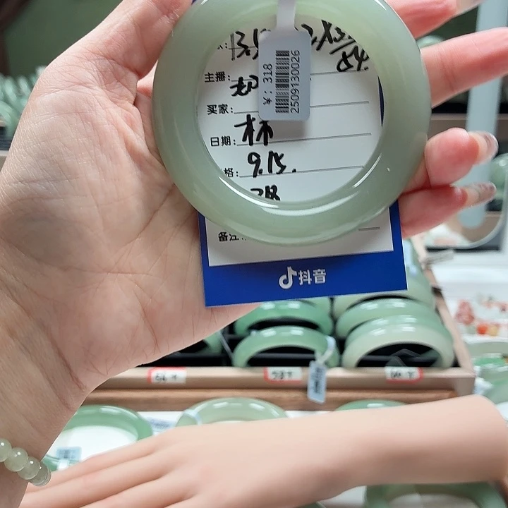 如***雪未镶嵌手镯石英岩玉