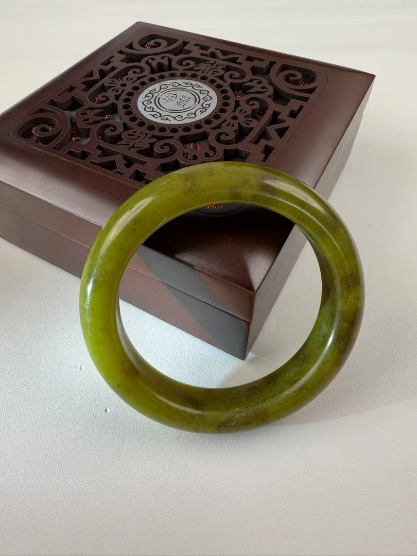 岫玉国黄手镯拍一发一颜色随机