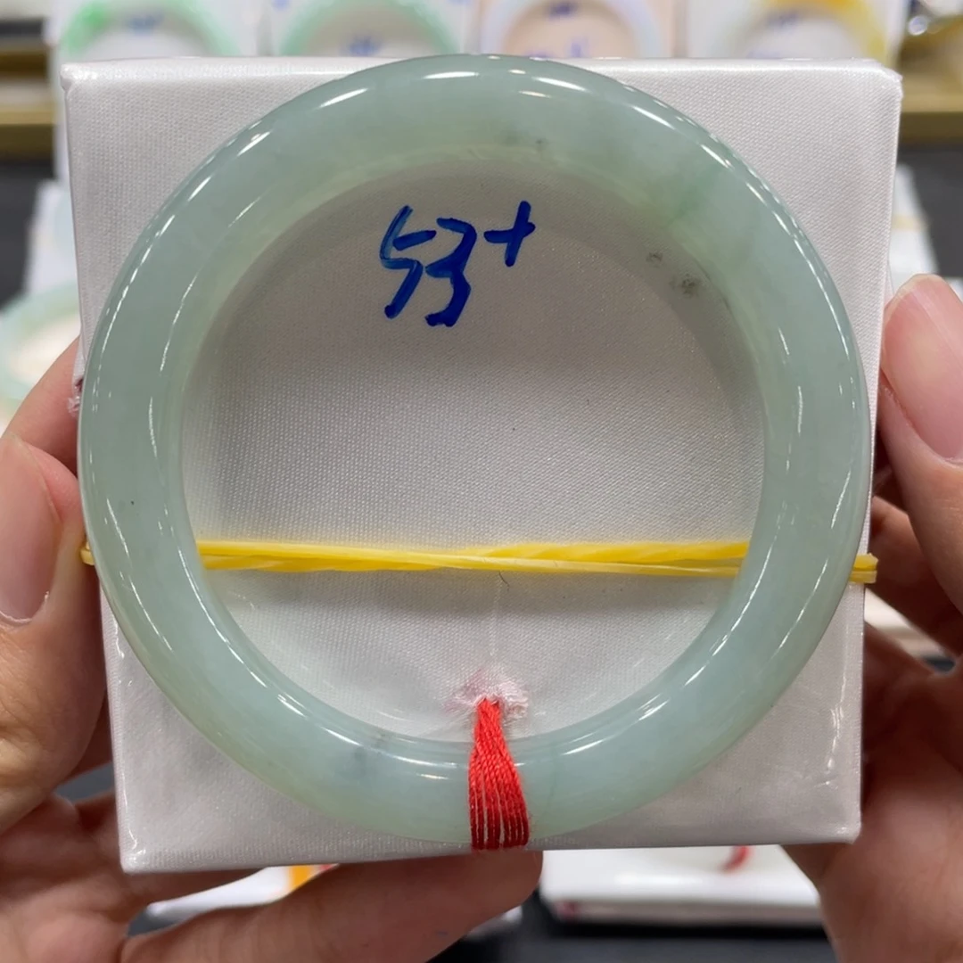 翡翠手镯未镶嵌翡翠手镯