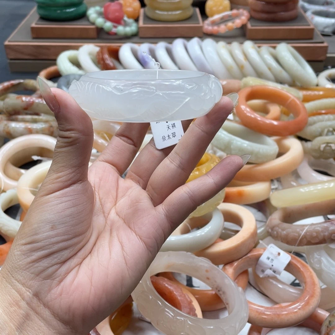 宝****石英质玉手镯未镶嵌