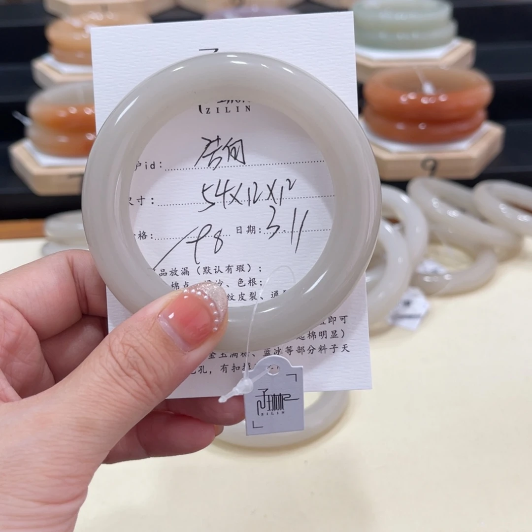 石英质玉手镯未镶嵌陪****?