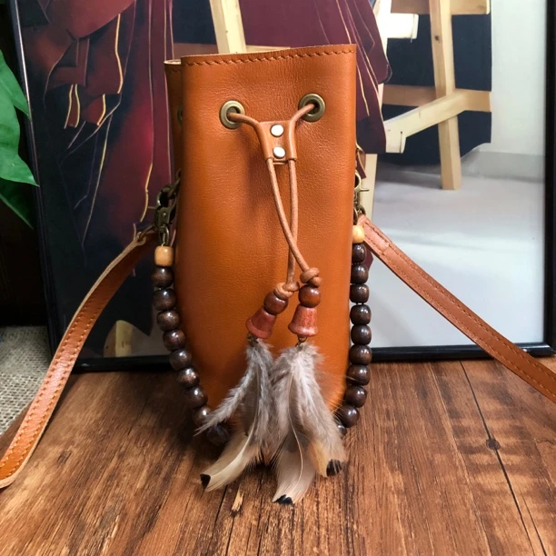 【金古道】头层牛皮时尚百搭羽毛女士水桶包