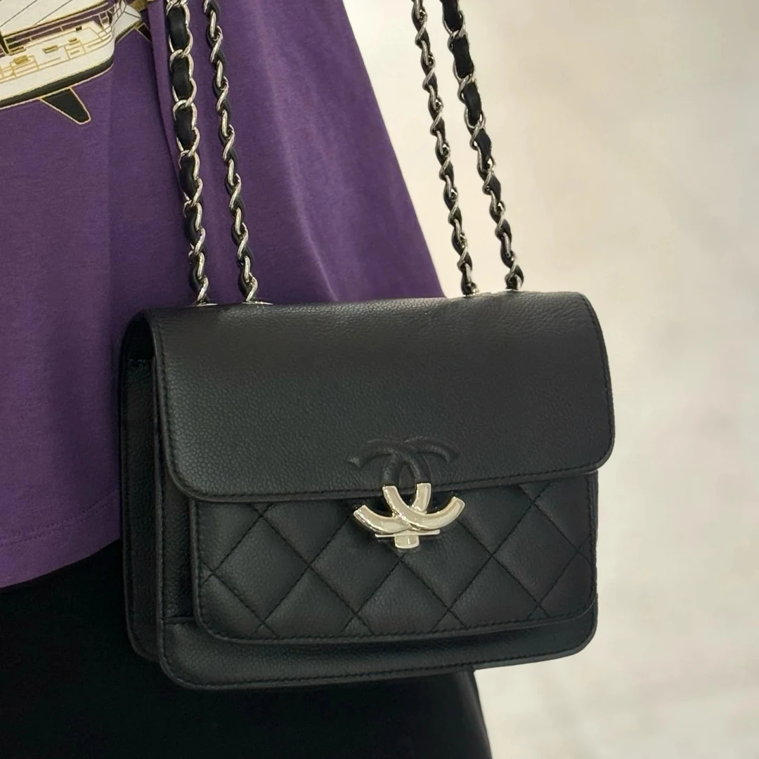 95新 Chanel/香奈儿 Chanel 拼接扣黑银斜挎包/优品