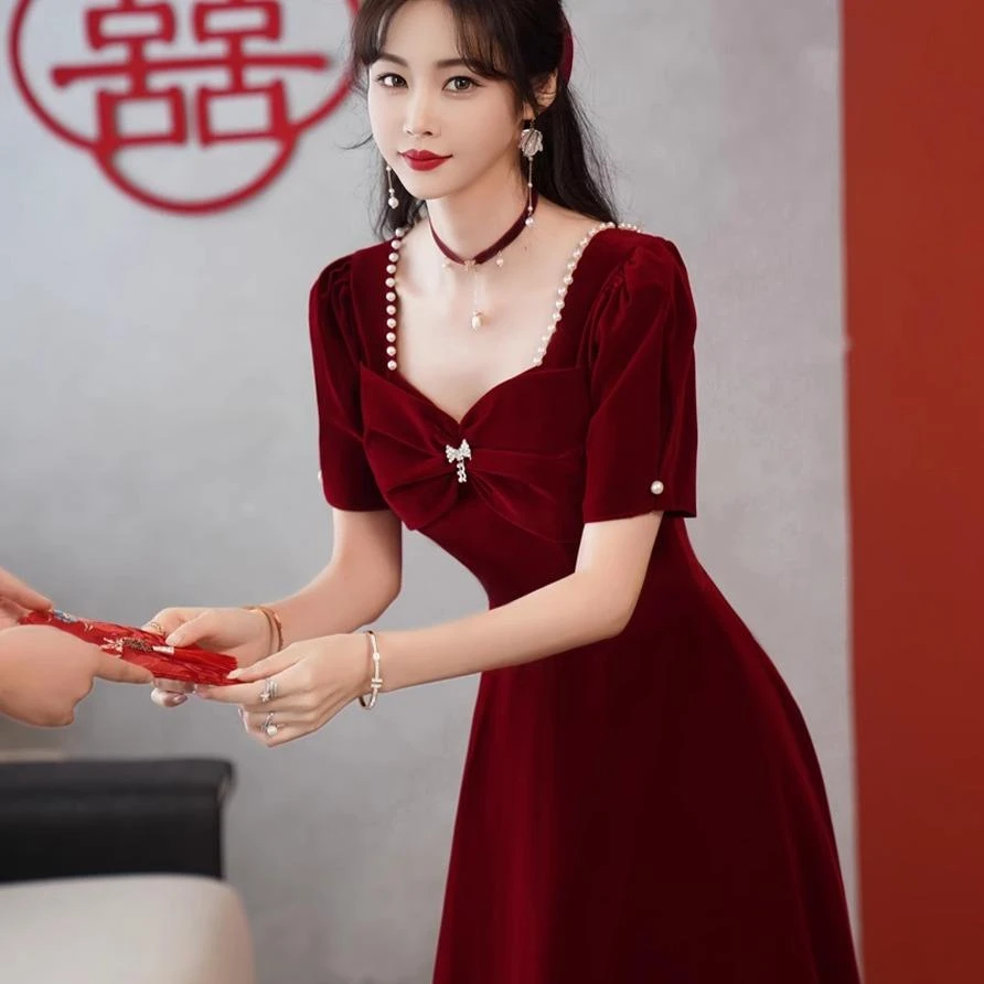 2025新款敬酒服新娘夏季短袖丝绒订婚礼服连衣裙酒红色大气回门服