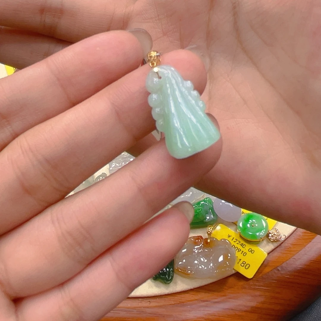 翡翠未镶嵌颈饰06